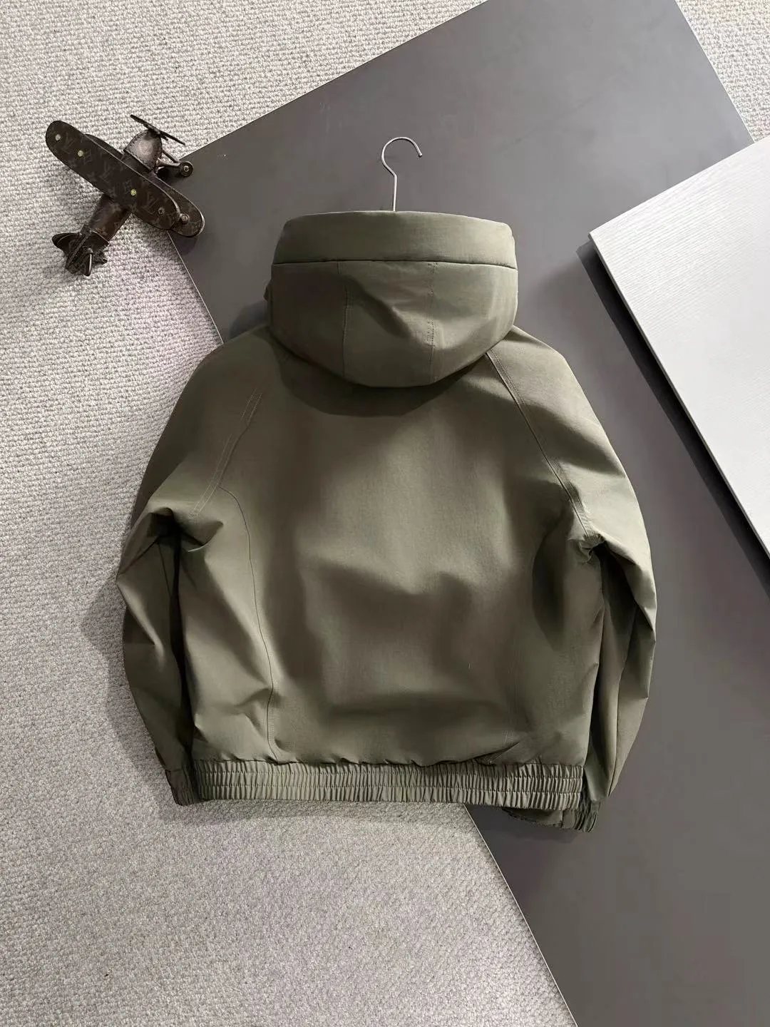 Two-day delivery time P960 Big Goose 🔥🔥 High-end customization 2025 winter official website's latest popular down jacket. Original custom-made hardware accessories for customers, all imported and original customization. Welcome to compare at the counter. Absolutely high quality. Use top-grade 90 white goose down. Super soft. Filled with fluffy and full feathers. Super heavy work. Fabric workmanship is excellent. The version is super perfect. Note⚠The fabric is super comfortable. Exclusive model. High-end quality. A must-have warm and protective artifact in winter. Size: M-3XL